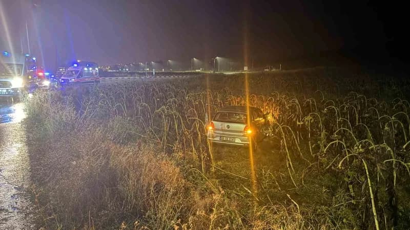 Çorum Alaca'da tarlaya uçan otomobil ve olay yerine gelen sağlık ekipleri