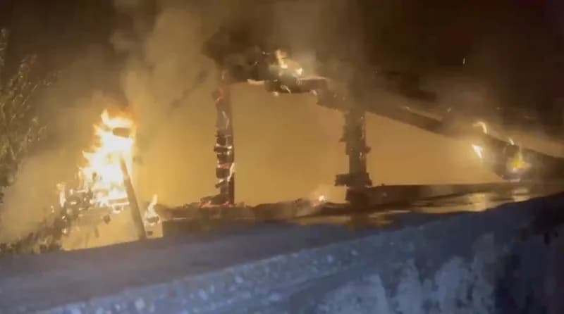 Alacada bir eve ait tandır alevlere teslim olarak kullanılamaz hale geldi