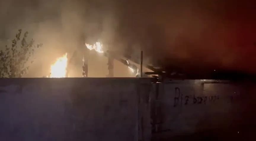 Alacada bir eve ait tandır alevlere teslim olarak kullanılamaz hale geldi