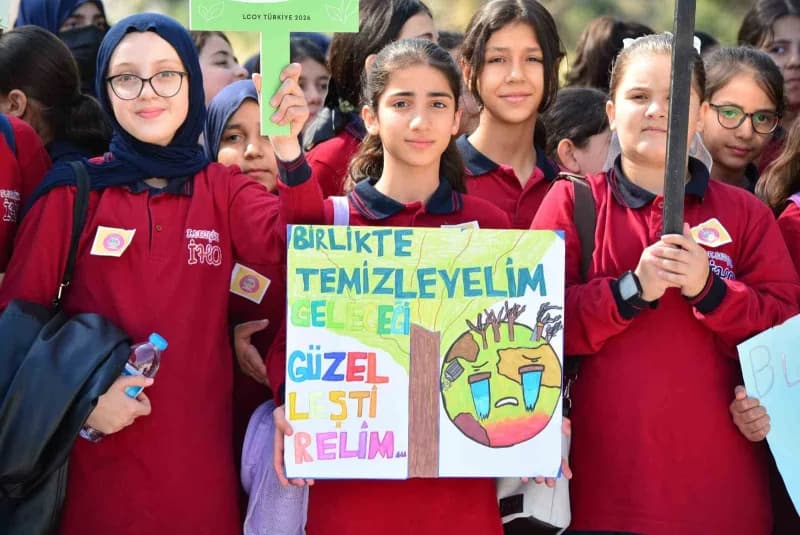 Çevre temizliği ile ilgili farkındalık oluşturmak isteyen çocuklar bir araya geldi