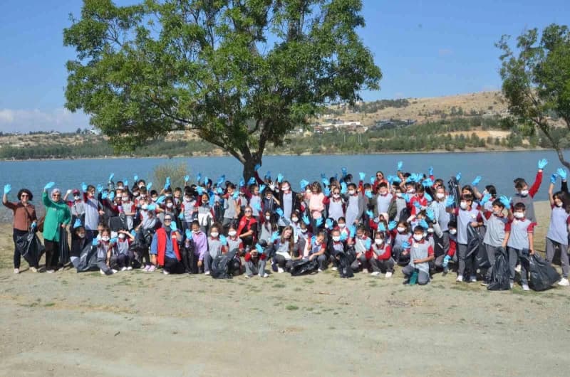 Çevre temizliği ile ilgili farkındalık oluşturmak isteyen çocuklar sahada çalışmalarını sürdürdü