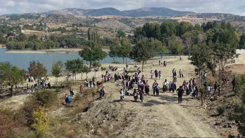 Çevre temizliği ile ilgili farkındalık oluşturmak isteyen çocuklar bir araya geldi o anlar dronla havadan görüntülendi
