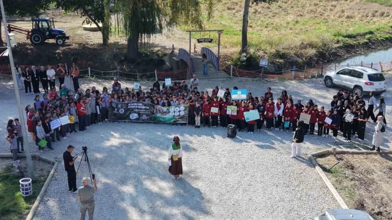 Çevre temizliği ile ilgili farkındalık oluşturmak isteyen çocuklar bir araya geldi o anlar dronla havadan görüntülendi