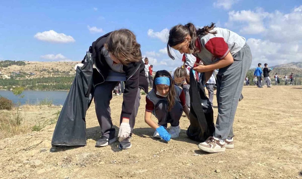 Çevre temizliği ile ilgili farkındalık oluşturmak isteyen çocuklar sahada çalışmalarını sürdürdü