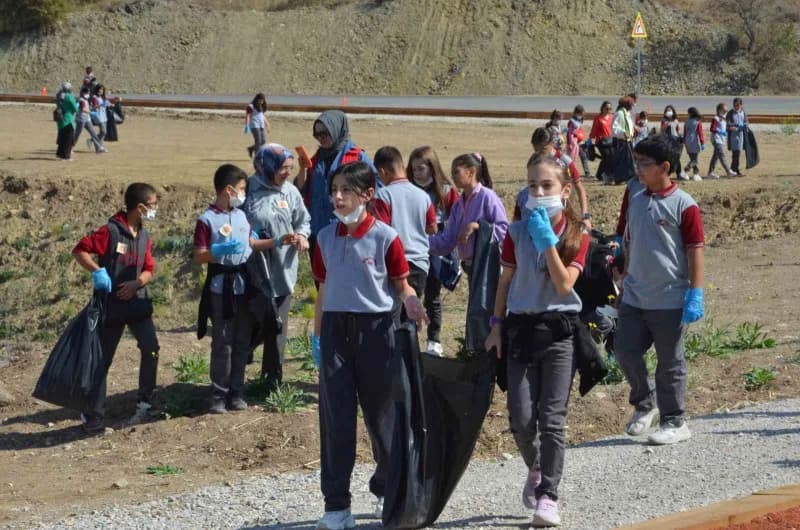Çevre temizliği ile ilgili farkındalık oluşturmak isteyen çocuklar sahada çalışmalarını sürdürdü