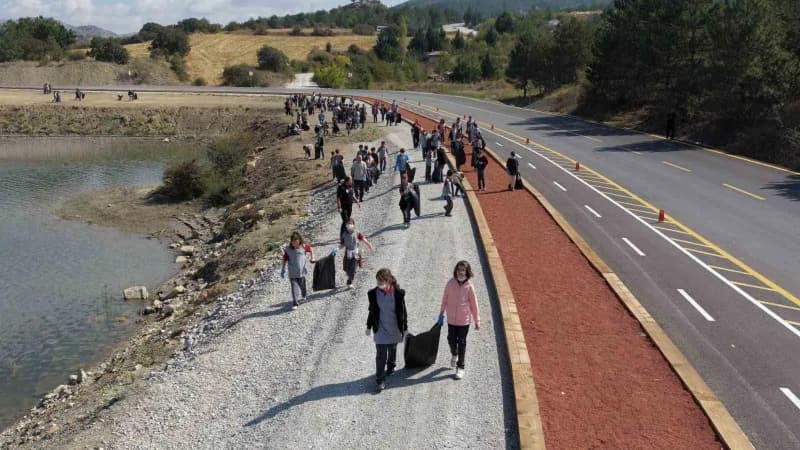 Çevre temizliği ile ilgili farkındalık oluşturmak isteyen çocuklar bir araya geldi o anlar dronla havadan görüntülendi