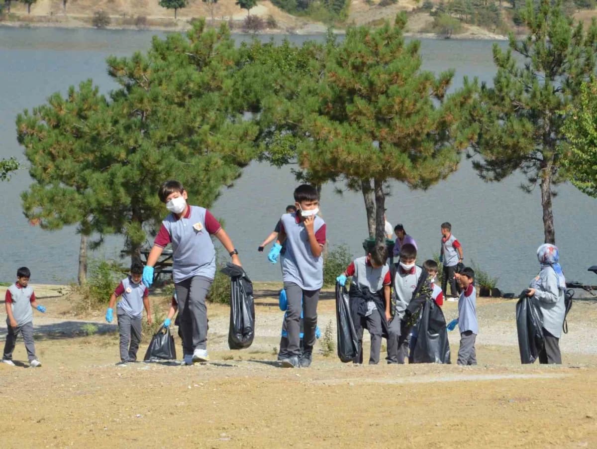 Çorum Barajı çevresinde Dünya Temizlik Günü kapsamında gönüllüler çevre temizliği yapıyor