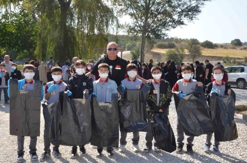 Çevre temizliği ile ilgili farkındalık oluşturmak isteyen çocuklar sahada çalışmalarını sürdürdü