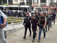 Çorum'da dolandırıcılık operasyonunda gözaltına alınan şüphelilerin adliyeye sevk edilmesi