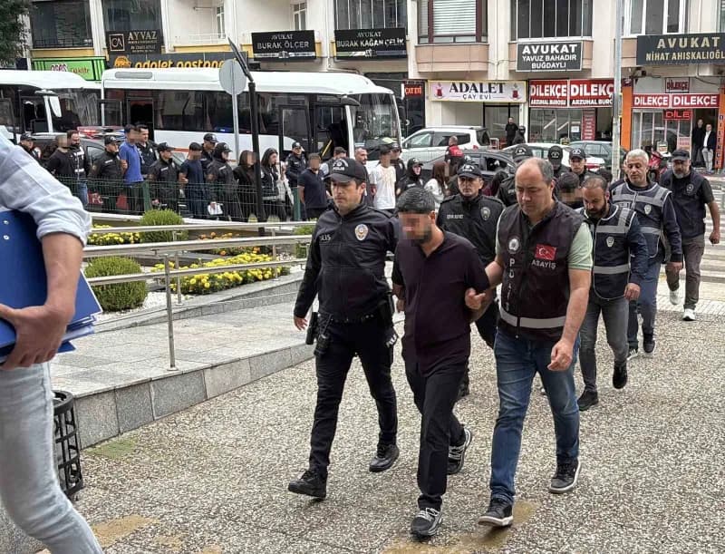 Çorum'da dolandırıcılık operasyonunda gözaltına alınan şüphelilerin adliyeye sevk edilmesi