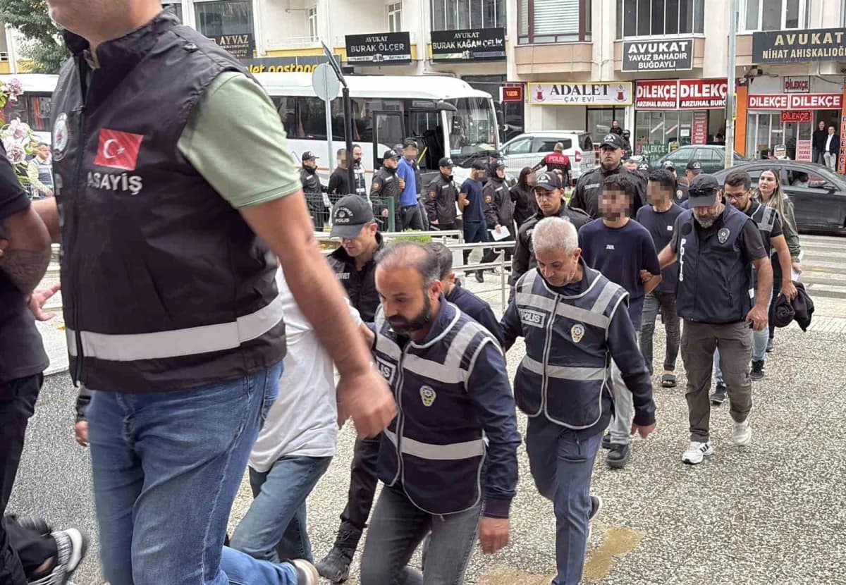 Kendilerini alıcı ve "Noter görevlisi" olarak tanıtıp "Güvenli ödeme sistemi" yalanıyla araç satanları dolandıran şahısl