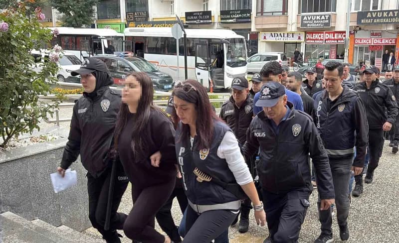 Kendilerini alıcı ve "Noter görevlisi" olarak tanıtıp "Güvenli ödeme sistemi" yalanıyla araç satanları dolandıran şahısl