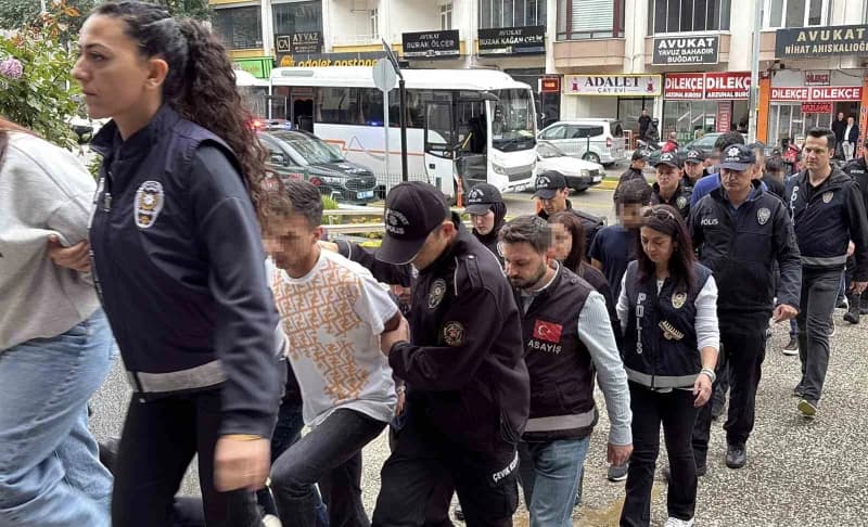 Kendilerini alıcı ve "Noter görevlisi" olarak tanıtıp "Güvenli ödeme sistemi" yalanıyla araç satanları dolandıran şahısl