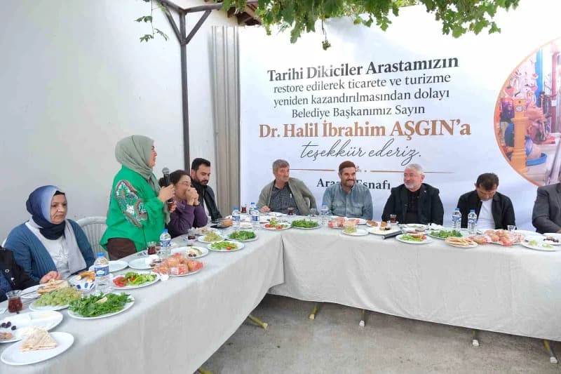 Belediye Başkanı Halil İbrahim Aşgın, esnafla kahvaltıda bir araya geldi.