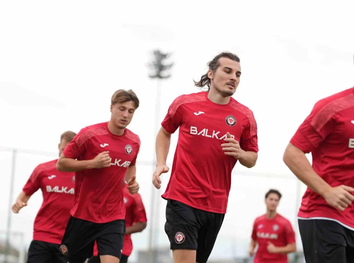 Trendyol Süper Lig ekiplerinden Çorum FK, Antalya'daki kamp çalışmalarına bugün yaptığı antrenmanla devam etti.