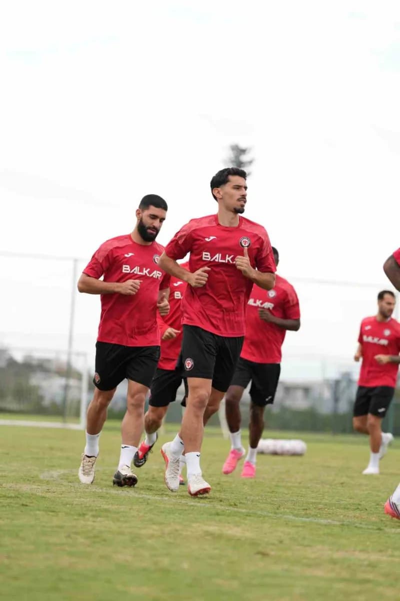 Trendyol Süper Lig ekiplerinden Çorum FK, Antalya'daki kamp çalışmalarına bugün yaptığı antrenmanla devam etti.