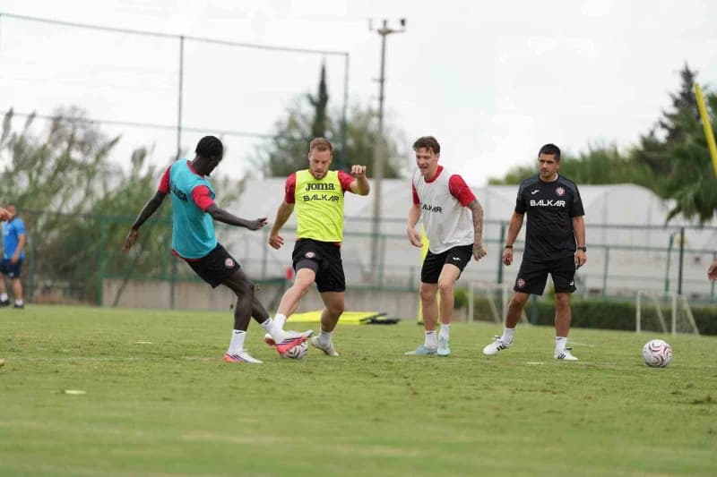 Trendyol Süper Lig ekiplerinden Çorum FK, Antalya'daki kamp çalışmalarına bugün yaptığı antrenmanla devam etti.