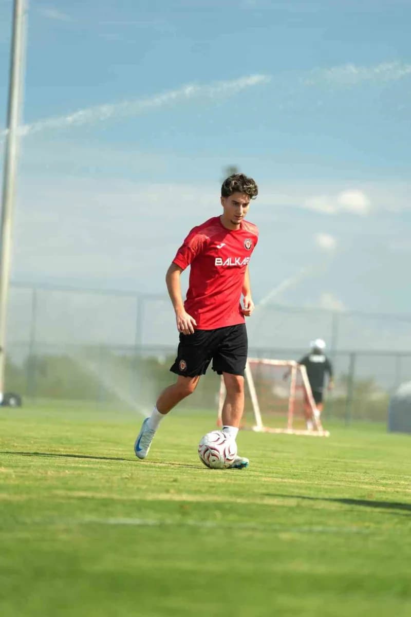 Milli maçlar nedeniyle lige verilen arada Antalya'da kampa giren Trendyol Süper Lig ekiplerinden Çorum FK, çalışmalarını