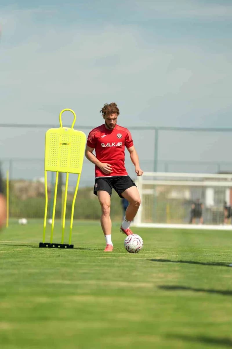 Milli maçlar nedeniyle lige verilen arada Antalya'da kampa giren Trendyol Süper Lig ekiplerinden Çorum FK, çalışmalarını
