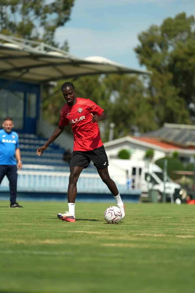 Milli maçlar nedeniyle lige verilen arada Antalya'da kampa giren Trendyol Süper Lig ekiplerinden Çorum FK, çalışmalarını