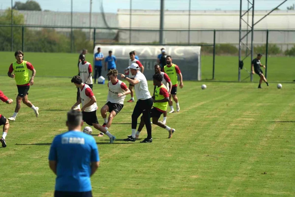 Milli maçlar nedeniyle lige verilen arada Antalya'da kampa giren Trendyol Süper Lig ekiplerinden Çorum FK, çalışmalarını