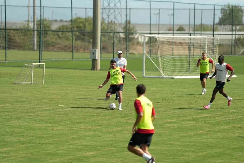 Çorum FK futbolcuları Antalya kampında kondisyon ve taktik antrenmanı yaparken