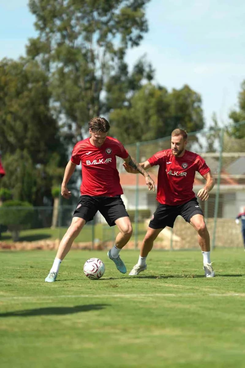 Milli maçlar nedeniyle lige verilen arada Antalya'da kampa giren Trendyol Süper Lig ekiplerinden Çorum FK, çalışmalarını