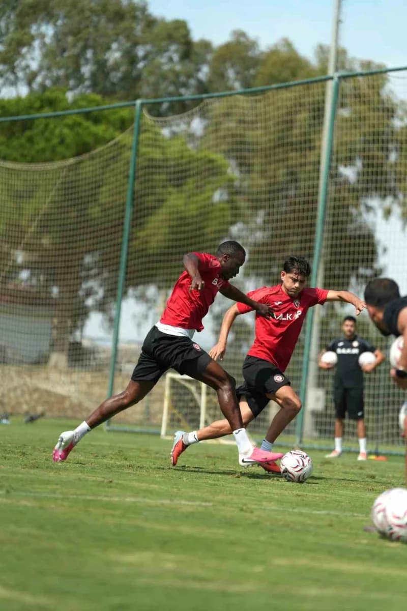 Milli maçlar nedeniyle lige verilen arada Antalya'da kampa giren Trendyol Süper Lig ekiplerinden Çorum FK, çalışmalarını