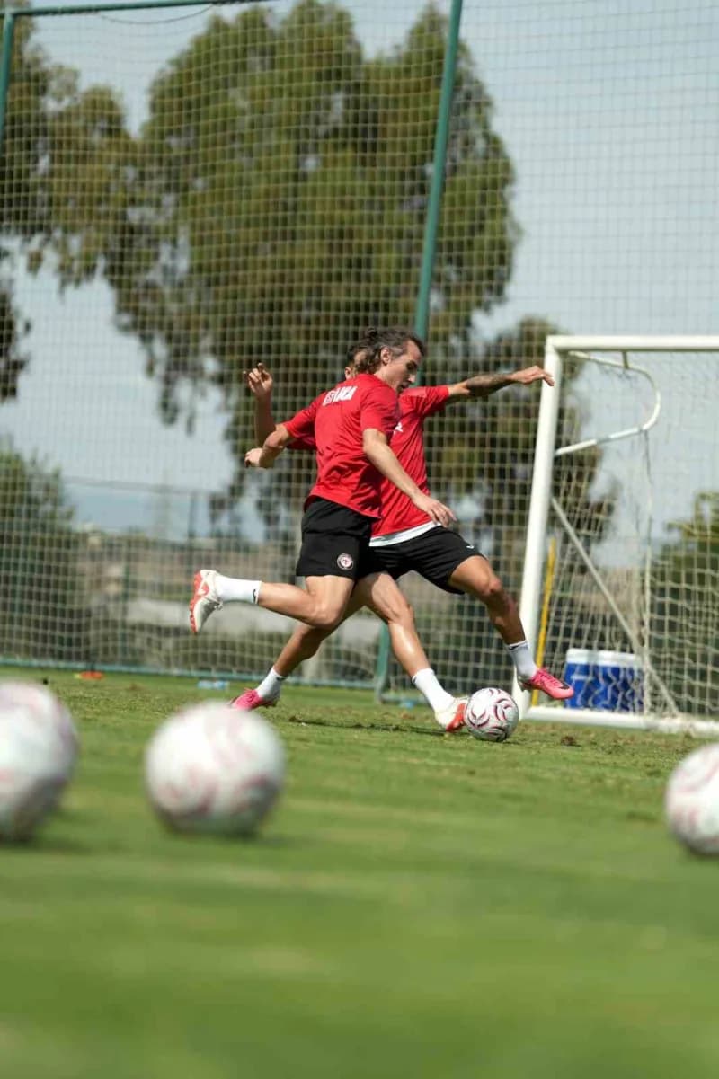 Milli maçlar nedeniyle lige verilen arada Antalya'da kampa giren Trendyol Süper Lig ekiplerinden Çorum FK, çalışmalarını