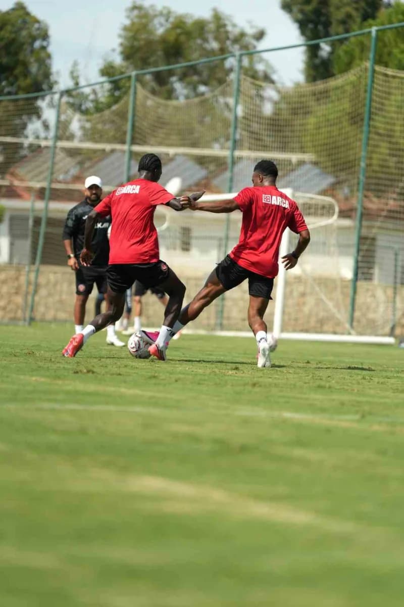 Milli maçlar nedeniyle lige verilen arada Antalya'da kampa giren Trendyol Süper Lig ekiplerinden Çorum FK, çalışmalarını