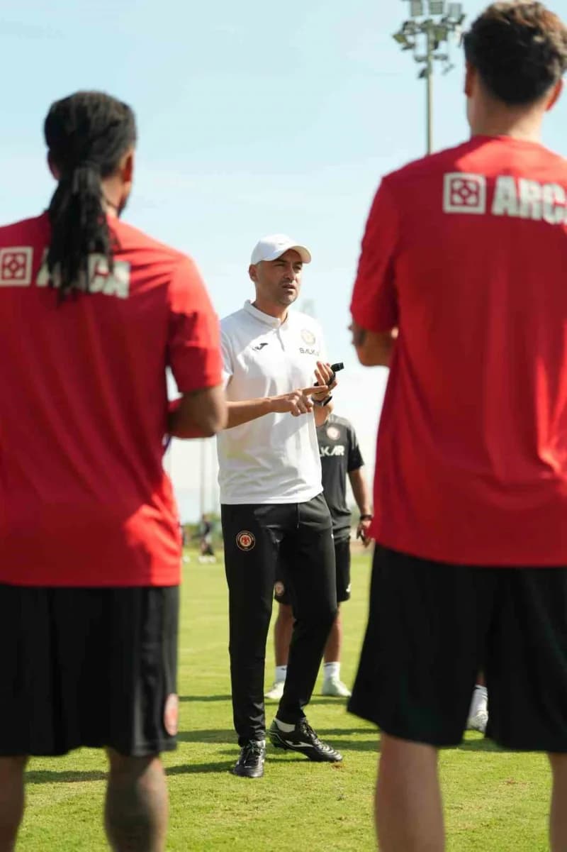 Milli maçlar nedeniyle lige verilen arada Antalya'da kampa giren Trendyol Süper Lig ekiplerinden Çorum FK, çalışmalarını