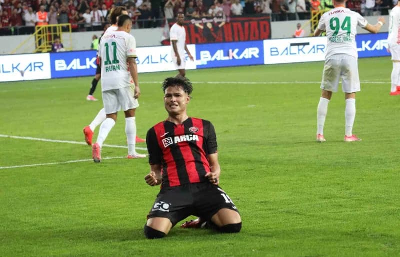 Jesus Ramirez golünün ardından sevinç yaşadı.