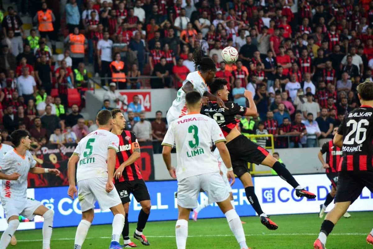 Çorum Şehir Stadı'nda oynanan Çorum FK ve Corendon Alanyaspor maçından bir an