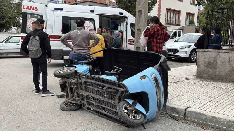 Çorum'da hafif ticari araç ile üç tekerlekli elektrikli motosikletin çarpıştığı kazada 1'i çocuk 2 kişi yaralandı.