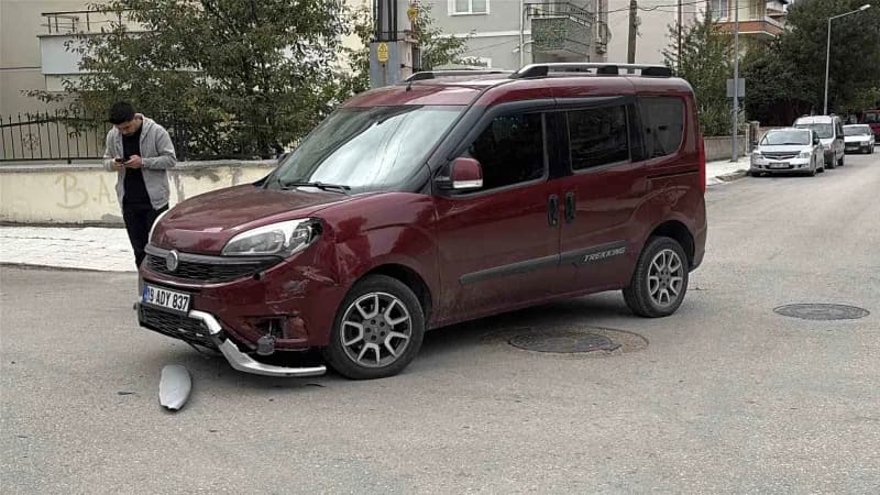 Çorum’da hafif ticari araç ile elektrikli motosikletin çarpıştığı kaza sonrası olay yeri