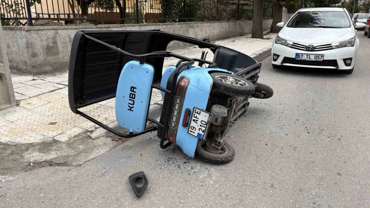 Çorum'da hafif ticari araç ile üç tekerlekli elektrikli motosikletin çarpıştığı kazada 1'i çocuk 2 kişi yaralandı.