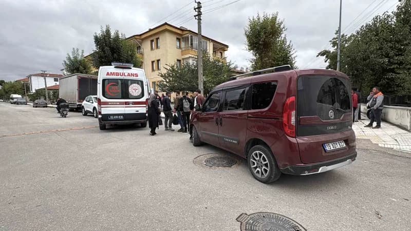 Çorum'da hafif ticari araç ile üç tekerlekli elektrikli motosikletin çarpıştığı kazada 1'i çocuk 2 kişi yaralandı.