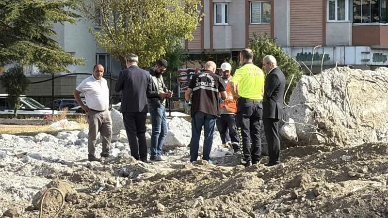 Çorum'da bir okulun yıkım çalışması esnasında toprak altında insana ait kafatası ve kemik parçaları bulundu.