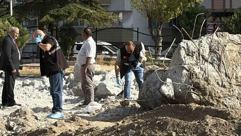 Çorum'da bir okulun yıkım çalışması esnasında toprak altında insana ait kafatası ve kemik parçaları bulundu.