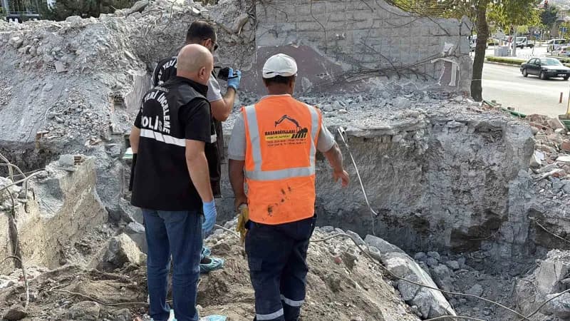 Çorum'da bir okulun yıkım çalışması esnasında toprak altında insana ait kafatası ve kemik parçaları bulundu.