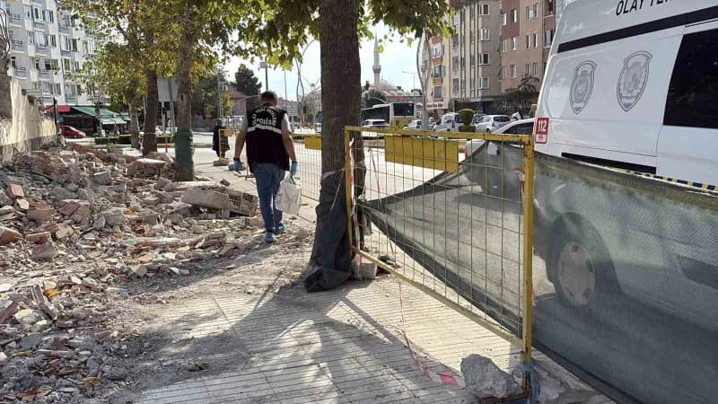 Çorum'da bir okulun yıkım çalışması esnasında toprak altında insana ait kafatası ve kemik parçaları bulundu.
