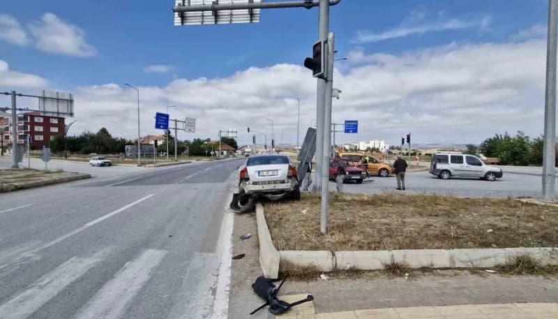 Kırmızı ışık ihlali yapan kamyon araçlara çarparak durabildi.