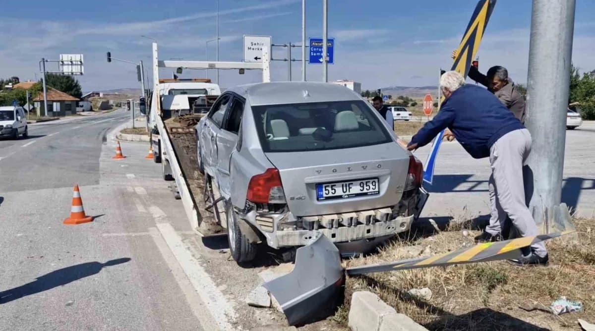 Çorum Alaca'da kırmızı ışıkta geçen kamyonun iki otomobile çarpması sonrası oluşan maddi hasar