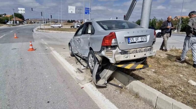 Kırmızı ışık ihlali yapan kamyon araçlara çarparak durabildi.