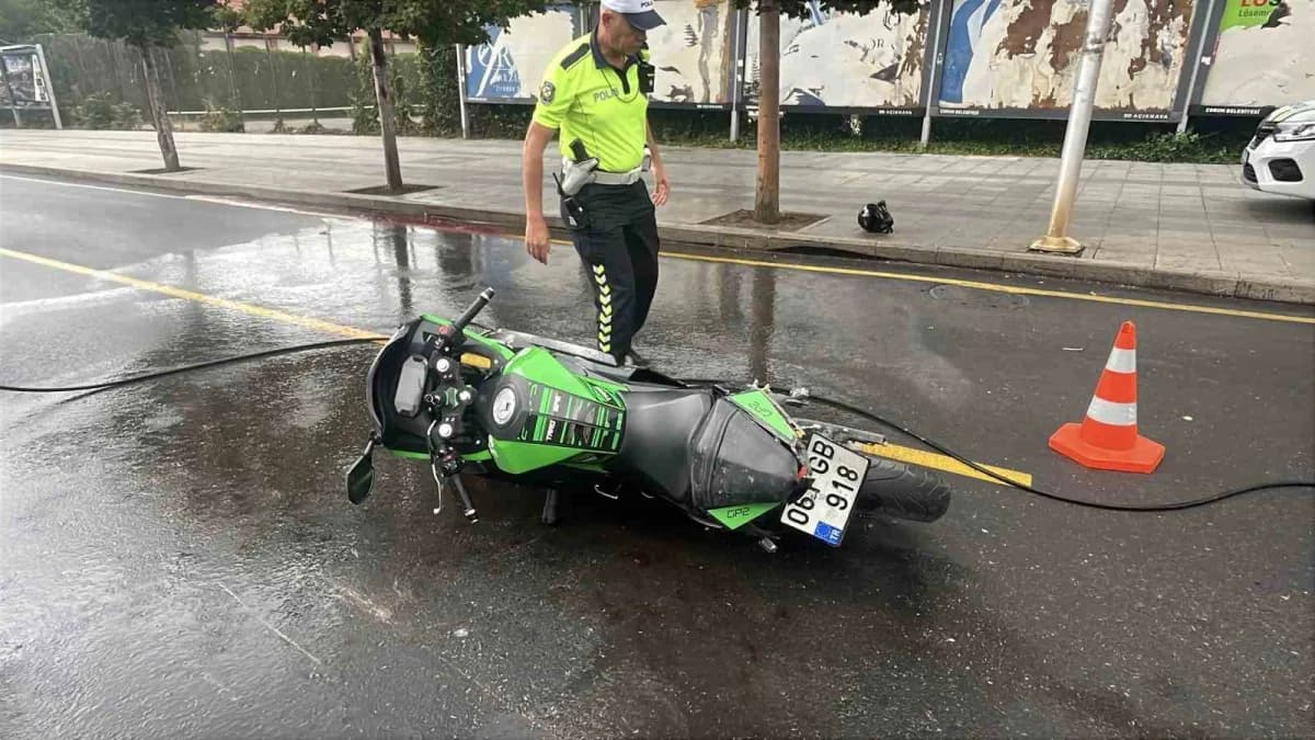 Çorum Gazi Caddesi Yunus Emre Parkı mevkiinde motosiklet kazası sonrası olay yeri