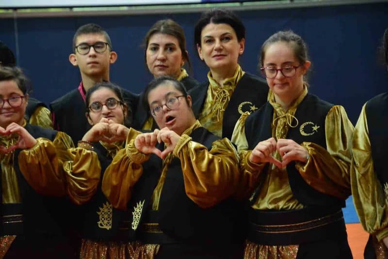 Çorum’da özel bireylerden oluşan halk oyunları ekipleri, dünyanın en büyük havacılık, uzay ve teknoloji festivali TEKNOF