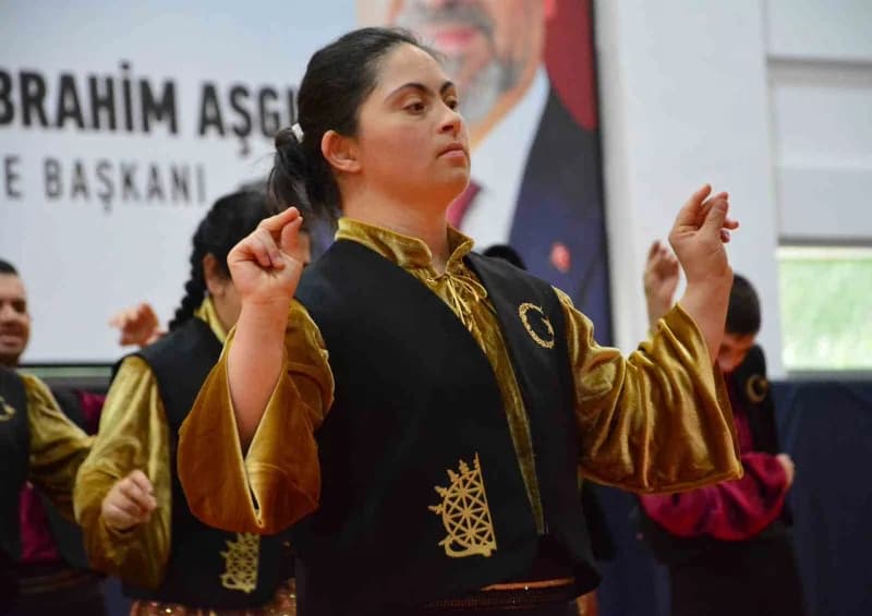 Çorum’da özel bireylerden oluşan halk oyunları ekipleri, dünyanın en büyük havacılık, uzay ve teknoloji festivali TEKNOF