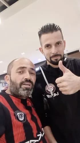 Çorum'da pazarcılık yapan Ali Canik'in, Çorum FK'nın Brezilyalı kalecisi Marcos Felipe ile bir alışveriş merkezinde karş