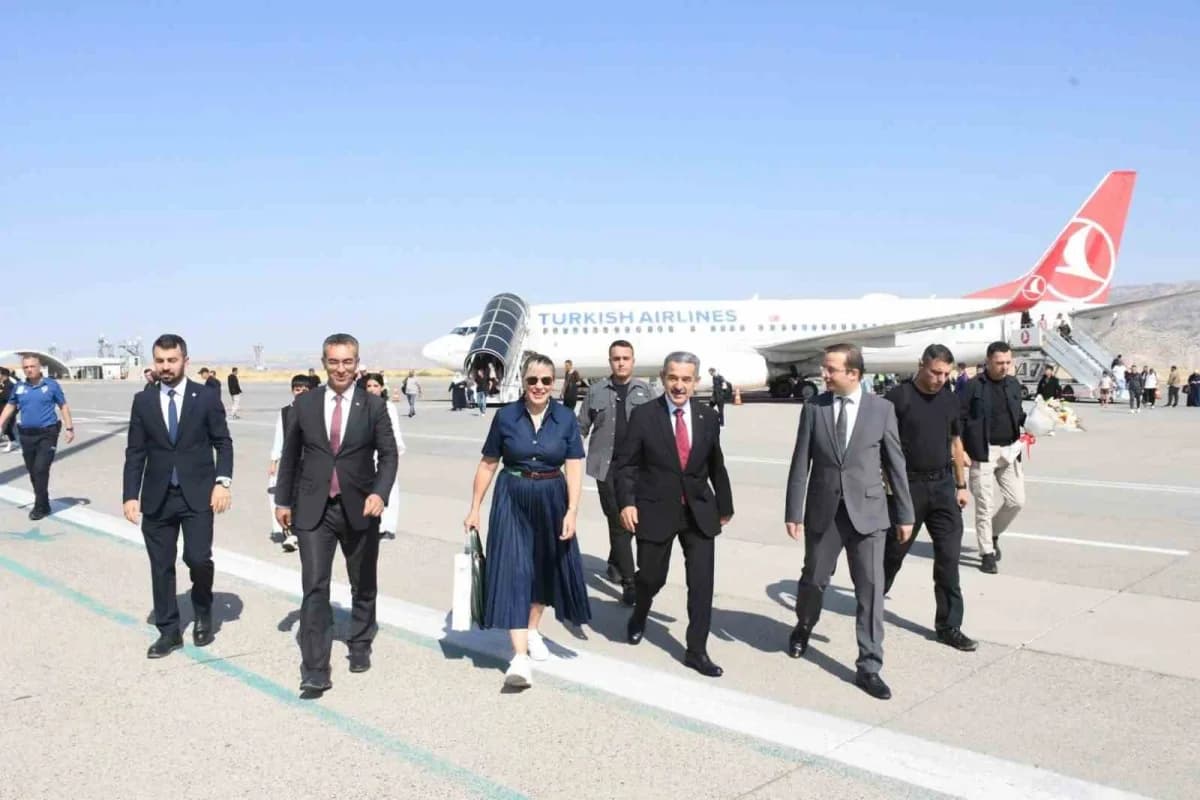 Şırnak Şerafettin Elçi Havalimanı’nda Türkiye Tenis Federasyonu Başkanı Şafak Müderrisgil’in karşılanma anı