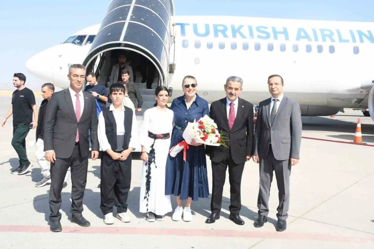 Şırnak Valisi Birol Ekici ve beraberindeki heyet, 5. Uluslararası Cudi Cup Tenis Turnuvası final programı için kente gel